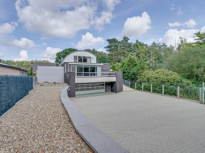 INDELING MOLENWEG 166 B:&lt;br /&gt;
GLV:     zeer ruime inkomhal voorzien van inbouwkasten, apart toilet, aangename woonkamer (+/- 5,90 x 4,40m) met veel d