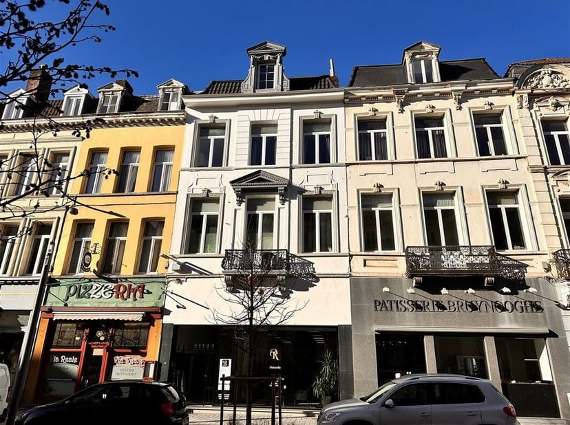 Très bel immeuble de rapport, très bien situé dans le centre-ville de Tournai.&lt;br /&gt;
Rez-de-chaussée : Spacieux commerce de 170 m² avec hall d&#039;entrée