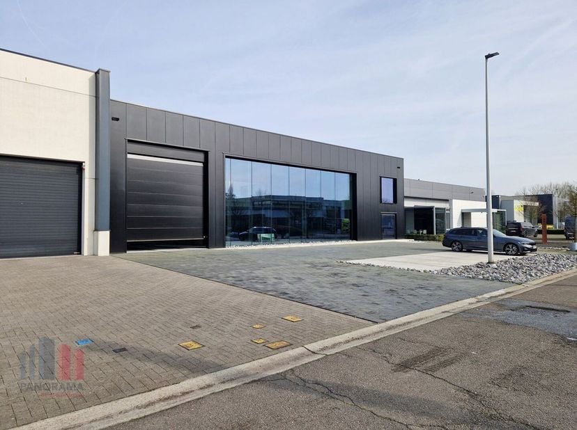 Bâtiment industriel récent d&#039;une superficie totale de 2.265 m² comprenant un entrepôt de 1.355 m² combiné à un showroom de 455 m² et au 1er étage un e