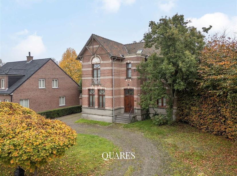 Deze statige eigendom is gelegen te Zwijndrecht, vlakbij de belangrijkste in- en uitvalswegen en geeft tevens talloze mogelijkheden woon/werk voor zel