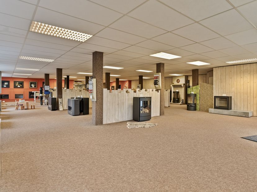 Indeling:&lt;br /&gt;
Winkelruimte/kantoren (ca. 520 m²): &lt;br /&gt;
Inkom, ruime toonzaal, kantoorruimte, keuken, sanitair&lt;br /&gt;
Magazijnen (ca. 830 m²):&lt;br /&gt;