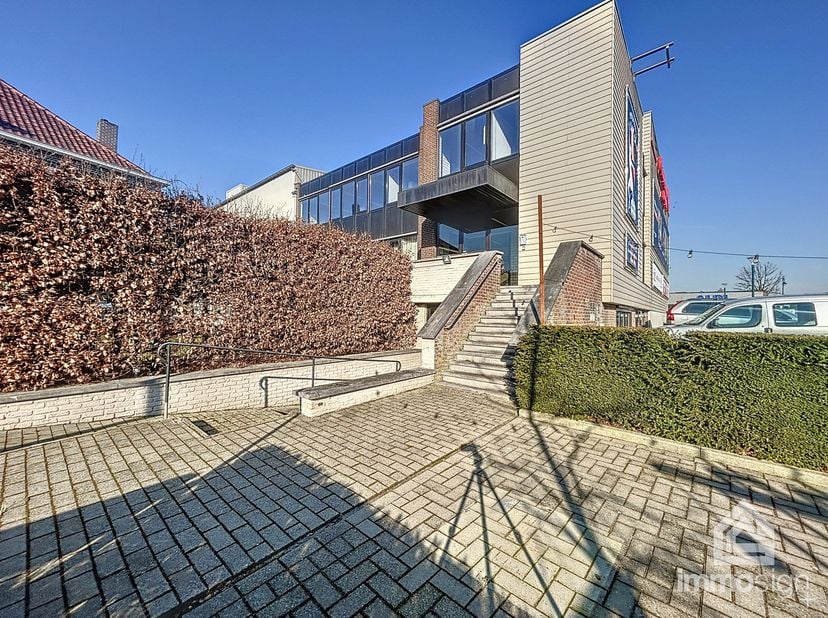 PLUSPUNTEN:&lt;br /&gt;
+ vloeroppervlakte: 119 m²&lt;br /&gt;
+ kantoorruimtes&lt;br /&gt;
+ ideale locatie&lt;br /&gt;
+ Bocholt centrum&lt;br /&gt;
&lt;br /&gt;
ALGEMEEN:&lt;br /&gt;
In het