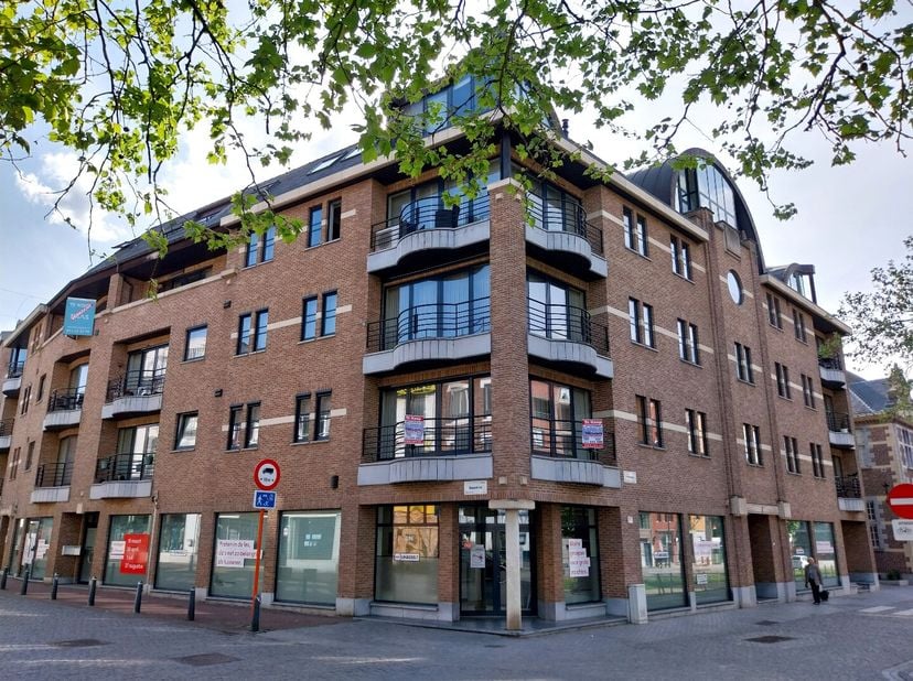 Dit ruime en charmante appartement biedt een ideale combinatie van comfort en functionaliteit en is gelegen op de eerste verdieping binnen de kleine r
