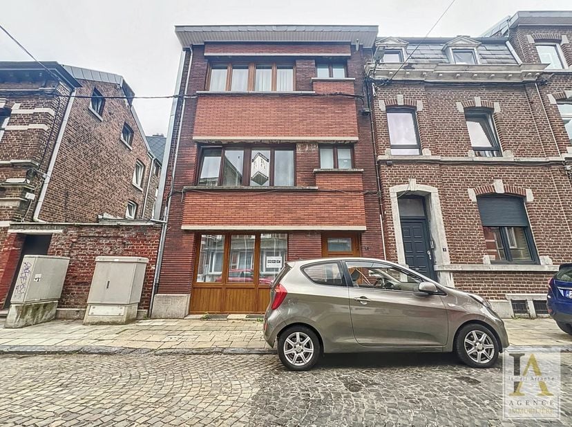 Idéalement située à Angleur, à proximité immédiate des arrêts de bus et à quelques minutes du Sart Tilman, cette maison entièrement rénovée est parfai
