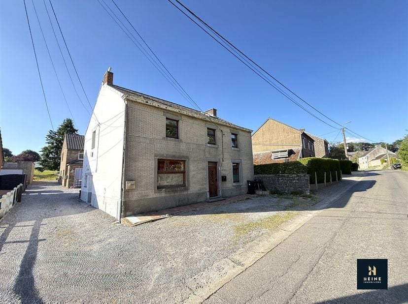 Bien située dans le charmant village de Petit-Warêt, à proximité immédiate de la E42 et de toutes commodités (commerces, écoles, transports,...), mais