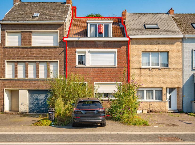 TE RENOVEREN WONING MET GROTE TUIN &lt;br /&gt;
 &lt;br /&gt;
Met potentieel.  &lt;br /&gt;
Indeling:   &lt;br /&gt;
- gelijkvloers: hal, living, wc, keuken, veranda, tuin;