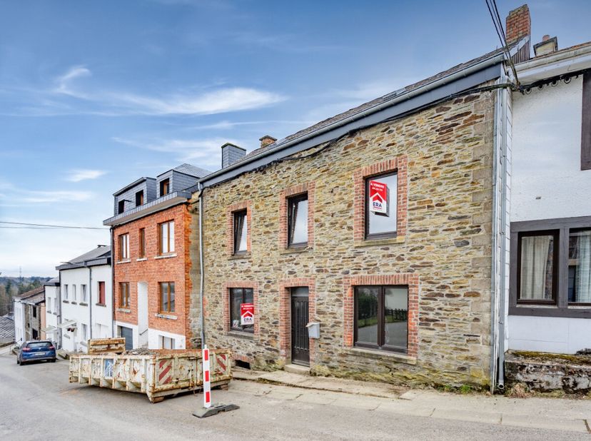 ERA B-LUX biedt dit huis van 165 m² met 3 voorgevels in het centrum van Houffalize aan, met een goed renovatiepotentieel. Het heeft 2 hectare tuin op