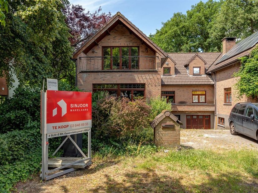 Villa de caractère ou maison jumelée avec grand jardin dans une rue calme. Les deux maisons de gauche et de droite peuvent être vendues ensemble ou sé