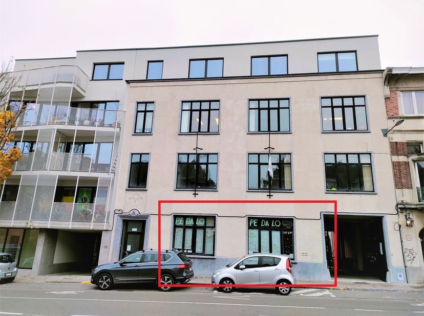 Kroonlaan - TOP ZICHTBAARHEID | Vlakbij station Etterbeek - E411 - Begraafplaats van Elsene, tegenover het project SEE U | Op het gelijkvloers van een