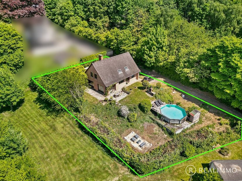 Sur un terrain de 1.011 m², dans un magnifique environnement vert et calme sur le versant sud du Mont-de-l&#039;Enclus, se trouve cette maison individuelle