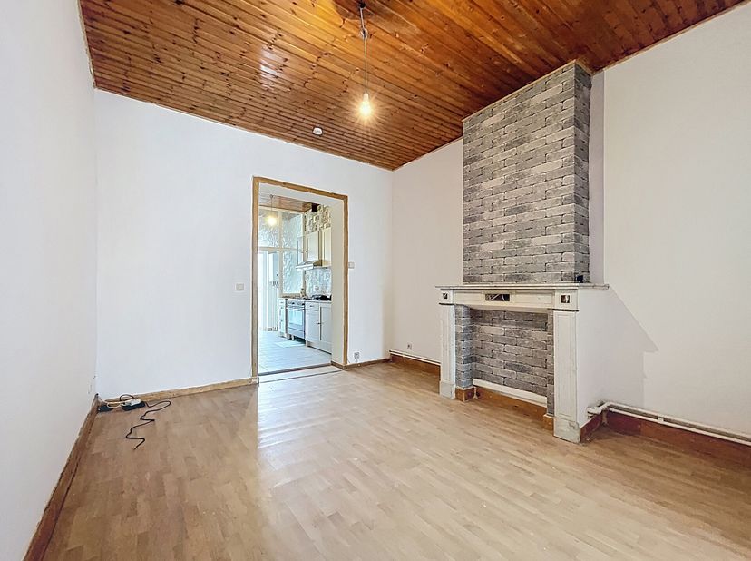 FOREST - REF: 7046929 - MOOI GERENOVEERD APPARTEMENT MET 1 SLAAPKAMER EN ZEER LAGE LASTEN!&lt;br /&gt;
Gelegen op de eerste verdieping van een klein flatgeb
