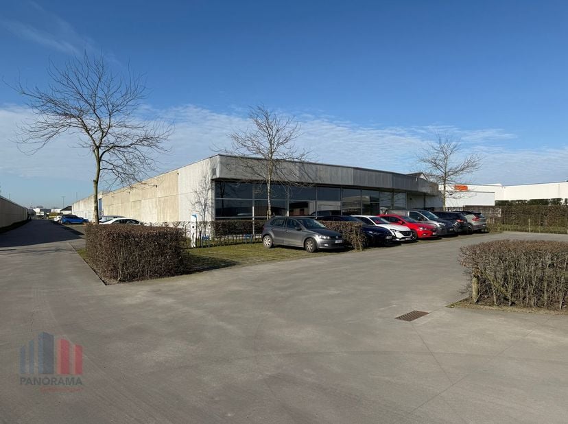 Dit multifunctionele bedrijfsgebouw omvat een magazijn van 840 m², gecombineerd met 960 m² kantoor/showroom, waarvan een deel kan worden omgevormd tot