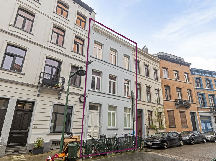 Ontdek deze opbrengsteigendom met 3 lichtrijke appartementen, ideaal gelegen in een rustige en groene woonwijk van Brussel. Hier woon je in alle comfo