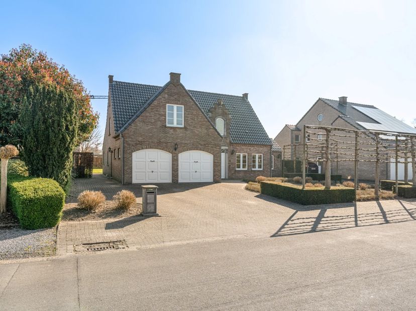 Zeer degelijk, ruim landhuis gelegen op een perceel van 9a20ca. De rustige ligging, vlakbij de dorpskern van Opglabbeek, draagt bij tot het aangename