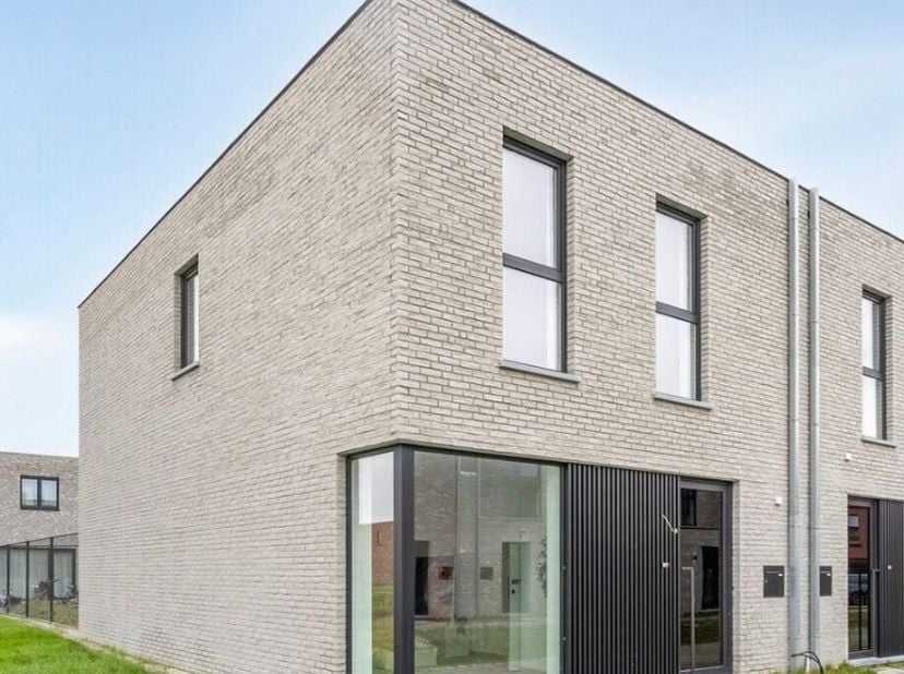 Energiezuinige en moderne nieuwbouwwoning te koop in Beveren-Leie Deze energiezuinige gezinswoning biedt een hedendaags wooncomfort en hoogwaardige af