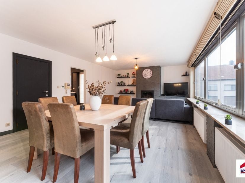 Instapklaar en vernieuwd appartement met 3 slaapkamers en 2 terrassen in hartje Wakken! Op zoek naar een ideale investering of een ruim, gerenoveerd a
