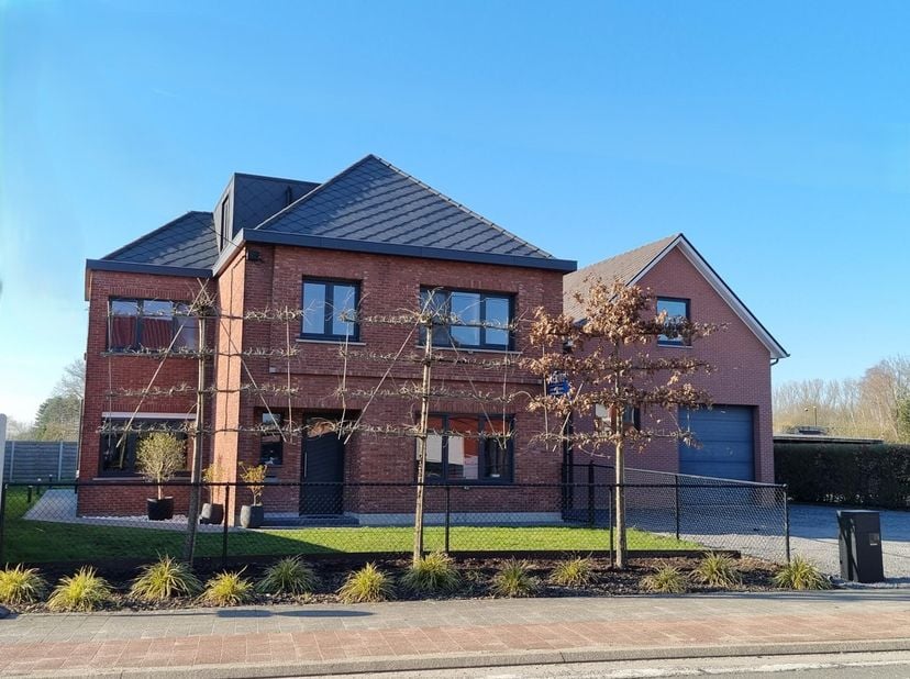 Woning met aansluitend een zeer groot en hoog magazijn gebouw van 140m².&lt;br /&gt;
Ideaal voor zelfstandig beroep, iemand die veel opslagruimte nodig heef