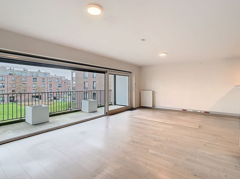 Bent u op zoek naar een instapklaar appartement te huur in Brugge? Ontdek dit ruime 2-slaapkamerappartement met een zonnig terras, gelegen in de rusti