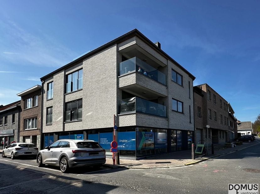 Op zoek naar een goed gelegen commerciële ruimte voor jouw onderneming? Deze instapklare ruimte van 100 m² is beschikbaar in Meise, op de hoek van de