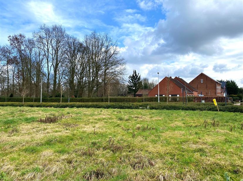Gunstig gelegen bouwgrond voor open bebouwing van ca. 605 m² te Laakdal&lt;br /&gt;
De bouwgrond is strategisch gelegen (Meerlaarstraat - Boerebeemden) in e