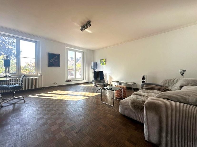 In het bruisende centrum van Brugge, achter een charmante gevel, bevindt zich dit uitzonderlijk ruim appartement van maar liefst 186 m². De perfecte c