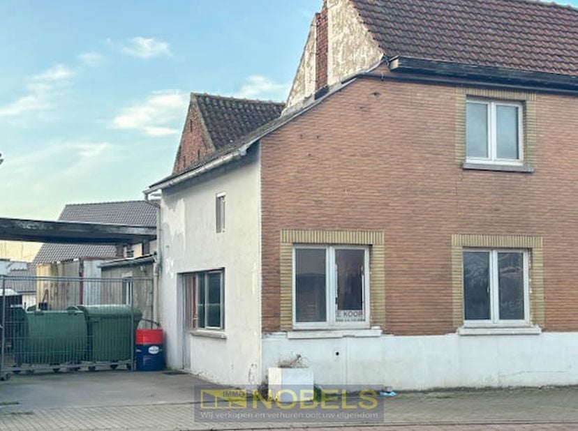 L&#039;entrepôt sur un terrain de 216m2 à Ninove offre de nombreuses opportunités pour les ENTREPRISES, les HOBBYISTES OU les INVESTISSEURS. L&#039;entrepôt est