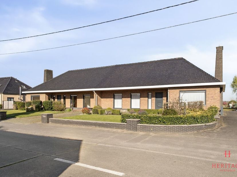 In het hart van Torhout bevindt zich dit uitzonderlijke vastgoedaanbod met een ruime, multifunctionele atelierruimte van ca. 1.100 m²  ideaal voor ond