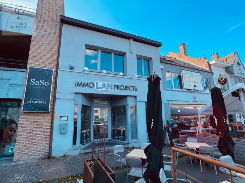 Dit handelspand met appartement in het centrum van Landen ligt op een toplocatie.&lt;br /&gt;
Ben je op zoek om jouw handelsactiviteit in het centrum van La