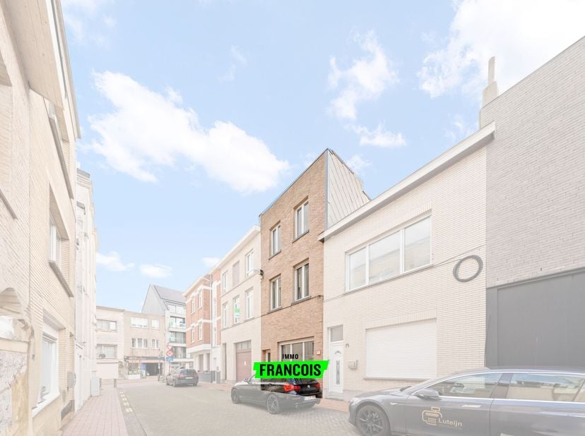 Cette maison mitoyenne rénovée est située dans une rue calme en impasse. Plusieurs commerces de qualité, les transports en commun, les écoles et le ce