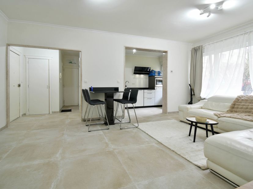 TRIOR Jette vous propose cet appartement de +/- 70m² entièrement rénové avec gout et situé au rez-de-chaussée. Il se compose comme suit: un hall d&#039;ent