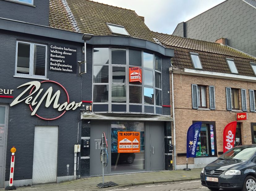 Topligging in de Stationsstraat te Waarschoot.   Op het gelijkvloers is er een ruim handelsgelijkvloers bestaande uit 3 grote handelsruimten, een grot