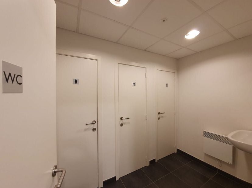Bureau moderne et récent (unité 4 - 218m²) à louer situé au Pathoekeweg 9 dans le centre d&#039;affaires de l&#039;ancien site Philips à Bruges.&lt;br /&gt;
Finition