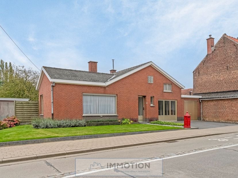 Op een boogscheut van het centrum van Rollegem en nabij Kortrijk staat deze gelijkvloerse woning met 3 slaapkamers en grote zolder te koop.&lt;br /&gt;
&lt;br