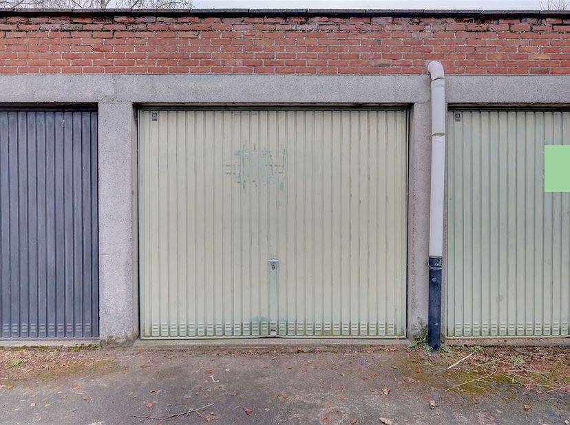 Aan de Elzelaarstraat in Zwijndrecht vinden we deze vier garageboxen te koop. Op wandelafstand bereik je het centrum van Zwijndrecht waar zich tal van