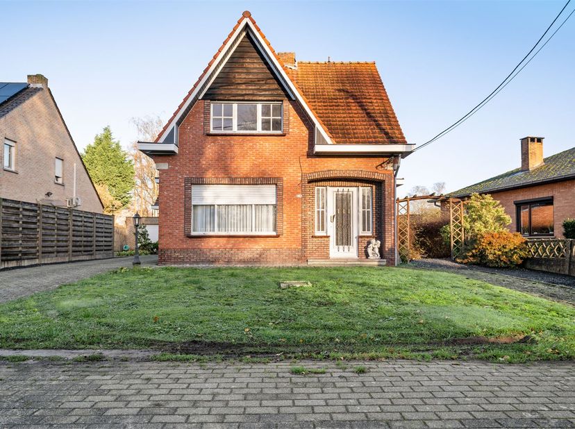 Gelegen op een perceel van 746 m² met een ideale locatie te  St.Jozef-Olen, dit in een doodlopende straat waardoor rust hier voorop staat. Doch zijn a
