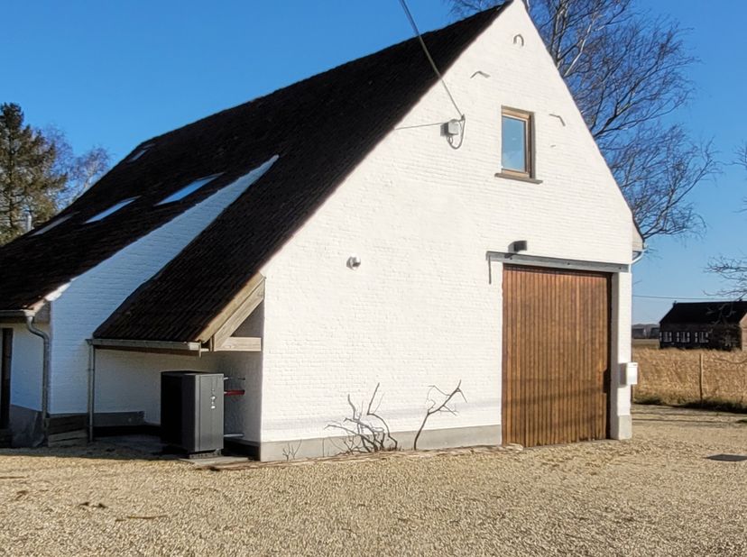 Unieke Verbouwde Hoeve te Koop&lt;br /&gt;
Welkom in deze prachtige, recent volledig gerenoveerde hoeve, gelegen op een uitgestrekt perceel van 2810m². Deze