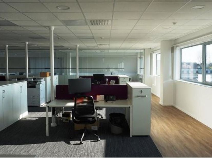 Superbes bureaux neufs construits en 2019. Les bâtiments sont écoénergétiques et équipés des technologies les plus récentes. Le site dispose de places