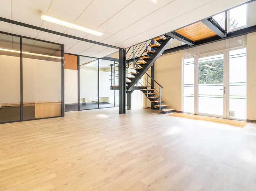 NIVELLES - Situé dans le Zoning Sud de Nivelles - 250m² de bureaux aménagés pouvant accueillir également un lieu de stockage ou d&#039;atelier (basse haute