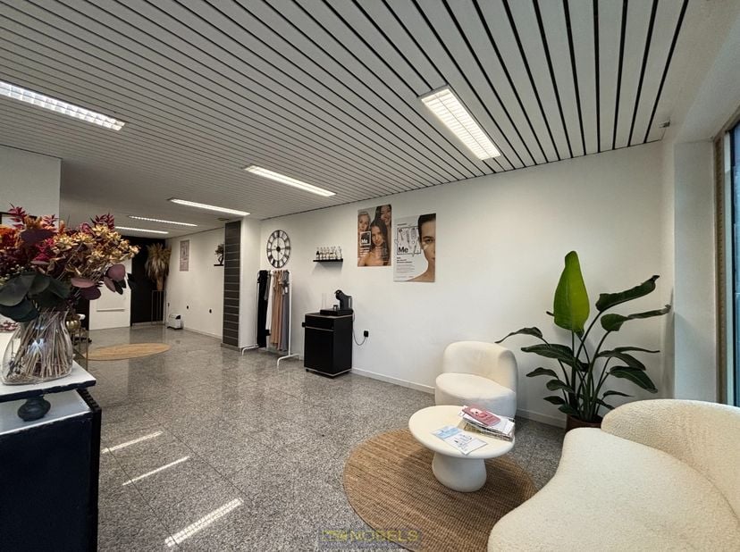 Te huur, uiterst goed gelegen handelspand nabij centrum Gent&lt;br /&gt;
&lt;br /&gt;
IDEAAL GELEGEN handelspand nabij het UZ Gent en tal van BELANGRIJKE VERBINDI