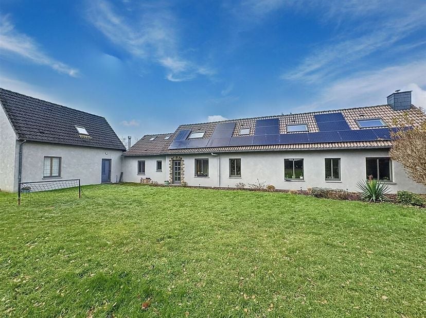 OPTION...Découvrez une maison dexception au coeur d&#039;un quartier résidentiel très prisé. Entièrement rénovée, cette propriété combine élégance, moderni