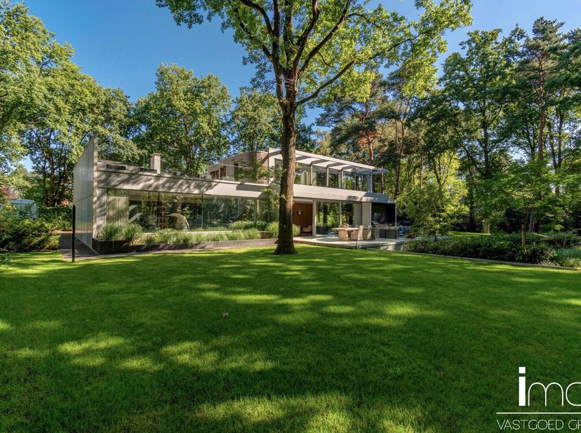 Instapklare high-end villa in meer- en golfomgeving.&lt;br /&gt;
Deze modernistische woning met unieke invulling biedt alle comfort en rust in een oase van