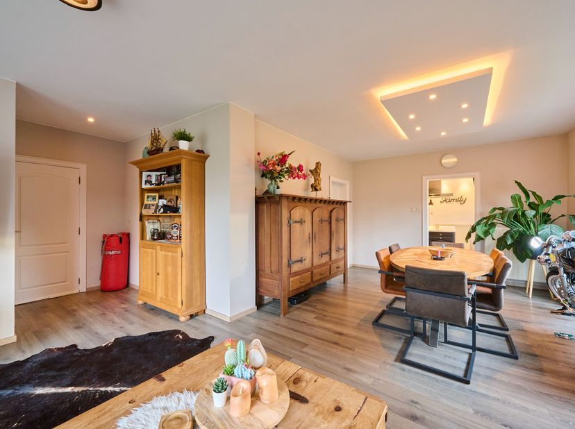 Halfopen, gerenoveerde gezinswoning met 3 slaapkamers gelegen in Lommel op Werkplaatsen. Met een royaal perceel van 16 are 18 ca, biedt deze woning ee