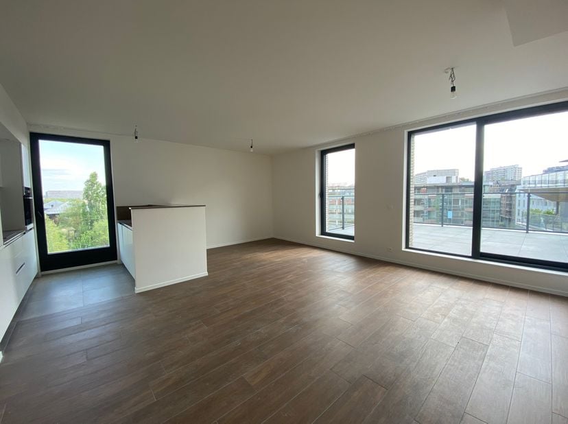 Beau penthouse 3 chambres de 141m² + terrasse de 45m² situé au 5ème d’un immeuble neuf, bâti en 2021, La Résidence The Fairview. Il se compose comme s