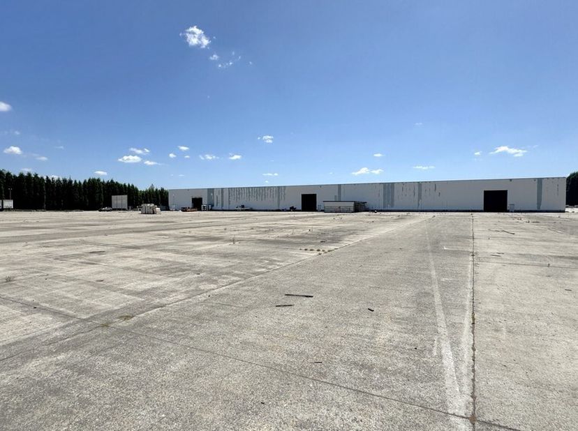5.299m² entrepôt avec 1ha d&#039;espace extérieur pavé, extensible à 12.799m² d&#039;entrepôt et à 58.000m² d&#039;espace extérieur pavé&lt;br /&gt;
Emplacement : au cur d