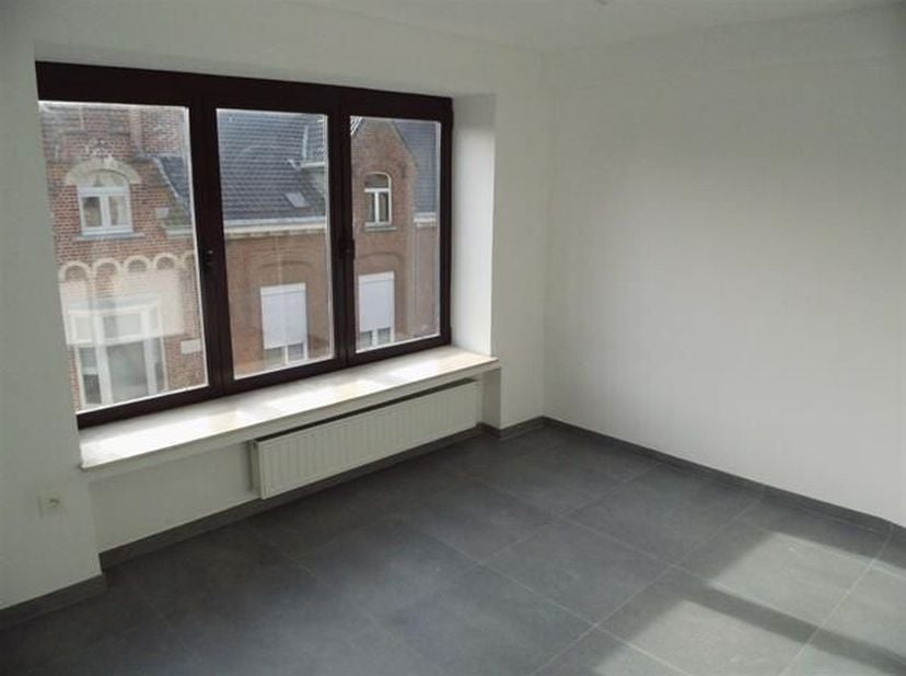 Instapklaar appartement met ruim terras zoekt nieuwe eigenaars!&lt;br /&gt;
In het historisch centrum van Ieper vinden we dit instapklare appartement terug.