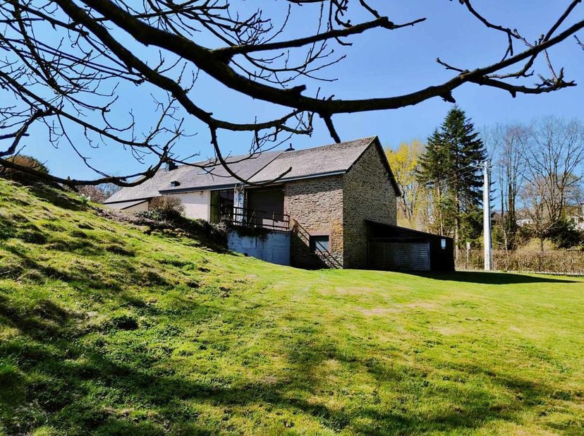 Immo By Julie heeft het genoegen u deze oude stenen boerderij voor te stellen, gelegen in Steinbach, een klein Ardens dorpje tussen Gouvy en Houffaliz