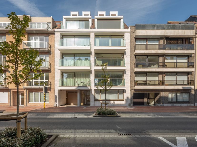 Uniek nieuwbouwappartement met 2 slaapkamers gelegen op een fantastische ligging in de Paul Parmentierlaan.&lt;br /&gt;
Indeling:&lt;br /&gt;
Inkomhal met gastent