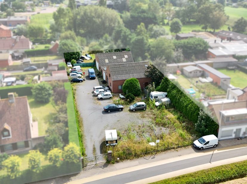 Ruim perceel van 1.993 m² met loods/werkplaats en woonhuis (grondig te renoveren). Deze voormalige autogarage beschikt over twee ruime loodsen en bied
