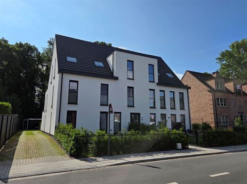 ENERGIEZUINIG, LUMINEUS EN KWALITATIEF GELIJKVLOERSAPPARTEMENT MET 1 SLAAPKAMER, TERRAS, TUIN, CARPORT EN TUINBERGING.&lt;br /&gt;
 Ligging in kleinschalige