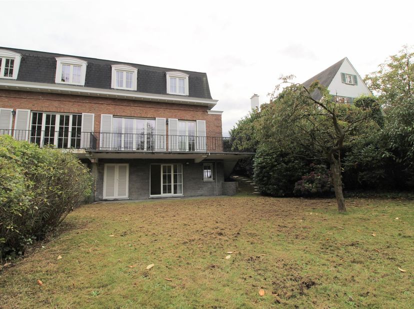 WOLUWE-SAINT-PIERRE, à l&#039;orée du Parc de Woluwé, quartier Chant d&#039;oiseau, Jolie MAISON (5ch/3sdb) 3 façades de +- 250m² avec jardin et double garage.
